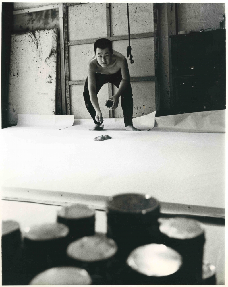 Shiraga placing paint with palette knife, ca. 1965