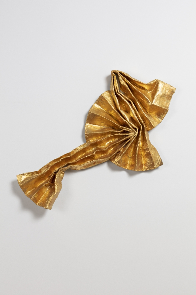 Lynda Benglis

Fan Bird

1979

brass wire mesh, plaster, gesso, oil based size, and gold leaf

27 x 35 x 4 inches (68.58 x 88.9 x 10.16 cm)

All Artworks &amp;copy; 2021 Lynda Benglis / Licensed by VAGA at ARS, New York